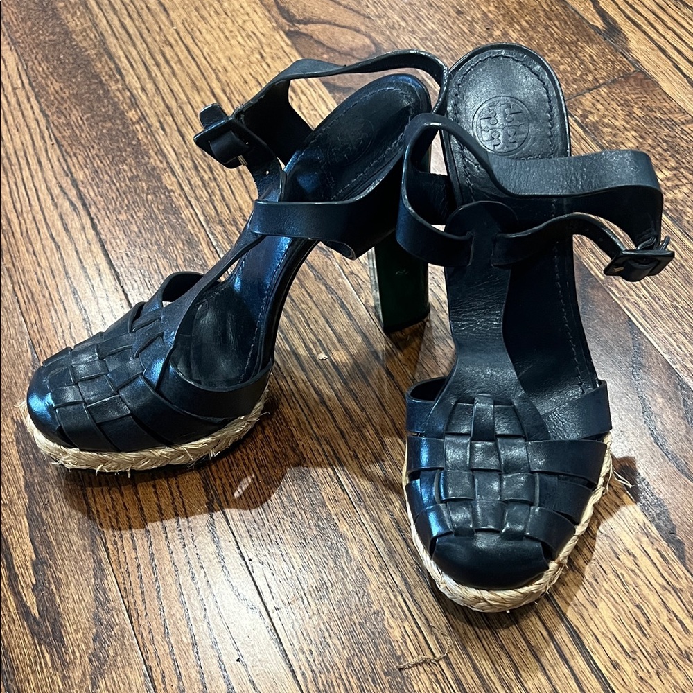 Elegant navy fisherman Sandals with green heel